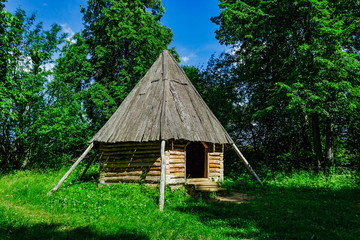 Fototapeta na wymiar small wooden hut