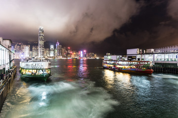Naklejka premium Star ferry building in Hong Kong at night