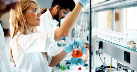 Foto op Plexiglas Female student of chemistry working in laboratory © NDABCREATIVITY