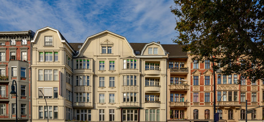 Prunkvolle Hausfassaden in der Schöneberger Hauptstraße