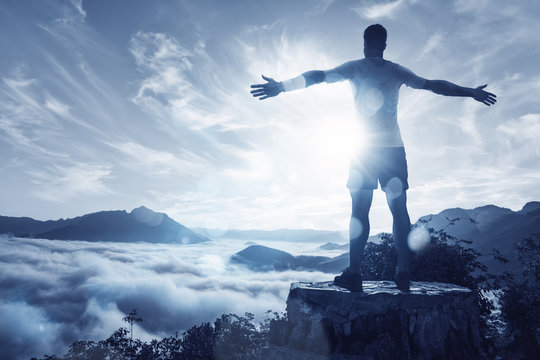 Person auf einem Gipfel &uuml;ber den Wolken