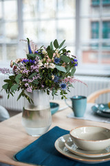 Blumen Dekoration auf gedeckten Tisch in der Küche oder Event