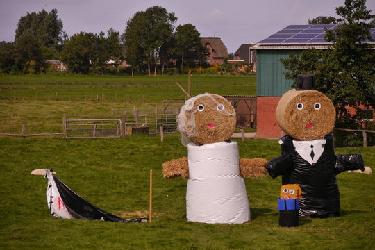 Hochzeit in Norddeutschland - Brautpaar aus Strohballen 