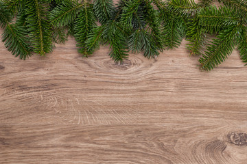 Weihnachten - Tannenzweige auf Holz als Hintergrund
