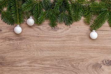 Weihnachten Tannenzweige und Schnee Hintergrund mit Kugeln