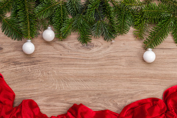 Weihnachten Tannenzweige und Schnee Hintergrund mit Kugeln