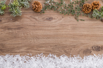 Fototapeta premium Weihnachten Holz und Schnee Hintergrund Kiefer