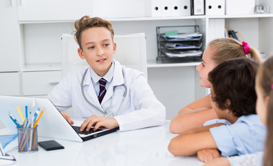 Obraz premium Young male doctor in uniform