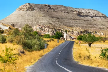 Rolgordijnen Een ideale asfaltweg in de zomer Cappadocië, concept van autoreizen © EdNurg