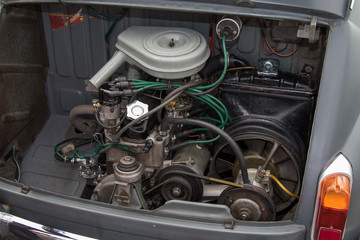 古い車のエンジンルーム　engine compartment of a old vehicle