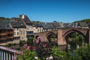 Vieille ville d' Espalion dans l' Aveyron au bord du Lot , France