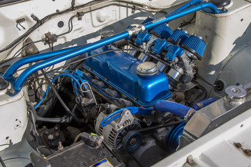 古い車のエンジンルーム　engine compartment of a old vehicle