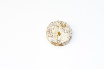 Un pastel aislado sobre un fondo blanco