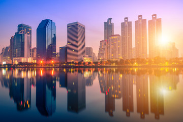 Fototapeta premium Pejzaż miejski z Benchakitti Park o wschodzie słońca w Bangkoku w Tajlandii.