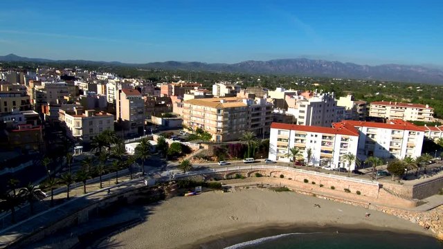Ametlla de Mar ( Tarragona, España) desde el aire. Video aereo con drone