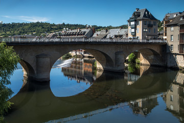 Vieille ville d' Espalion dans l' Aveyron au bord du Lot , France