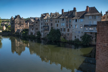 Vieille ville d' Espalion dans l' Aveyron au bord du Lot , France