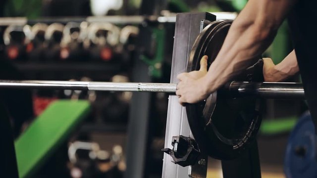 Man set weight on barbell