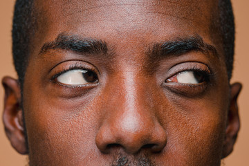 Obraz premium Positive thinking African-American man on brown background