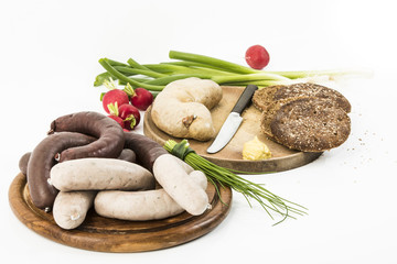 Blutwurst und Leberwurst auf Holzbrettern