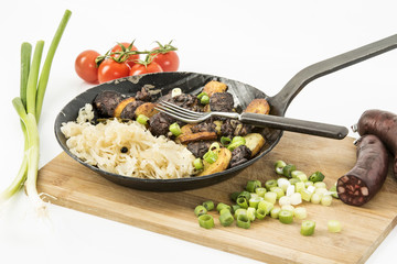 Blunzngröstl - gebratene Blutwurst mit Bratkartoffel und Sauerkraut