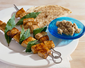 lachsgrillspieß mit linsenpürre und fladenbrot