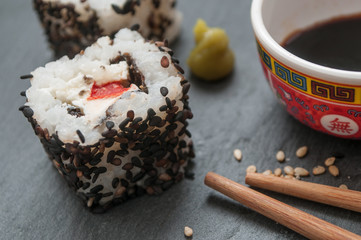 makis sur ardoise avec baguettes chinoises