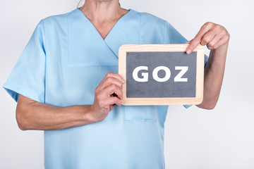 Zahnarzt mit Schild GOZ