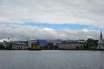 Rathaus von Reykjav&iacute;k - R&aacute;&eth;h&uacute;s Reykjav&iacute;kur - am See Tj&ouml;rnin mit Freikirche
