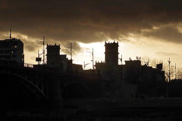 zabudowania mostu na tle zachodzącego słońca © Henryk Niestrój