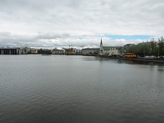 Fototapeta premium Rathaus von Reykjavík - Ráðhús Reykjavíkur - am See Tjörnin mit Freikirche 