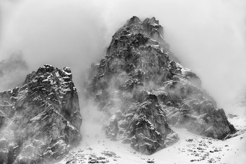 Obraz premium Fog in top of the rocky peaks