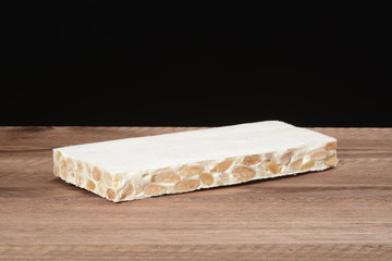 Turrón duro sobre fondo de madera