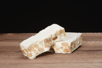 Turrón duro sobre fondo de madera