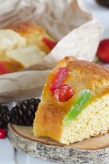 Thread of kings with Christmas decorations.