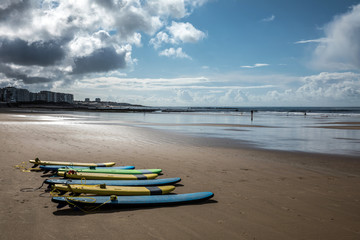 Planches de surf sur la plage des sables d'Olonne (Vendée, France)