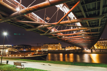 Obraz premium Bernatka footbridge over Vistula river in the night in Krakow, Poland