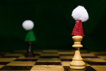 Scacchi fotografati su una scacchiera