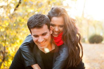 Obraz premium Beautiful romantic couple in autumn park having fun