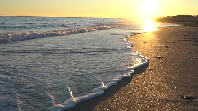 marche au ralenti,  au raz du sol sur la mer au coucher de soleil