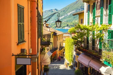 Fotobehang Pittoreske en kleurrijke oude stadsstraat in de Italiaanse stad Bellagio © Michal Ludwiczak