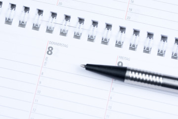 Kalender ohne Eintrag mit Stift - Textfreiraum