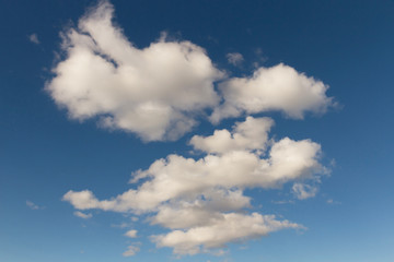 Distintas nubes blancas en cumulos con fondo de cielo azul 