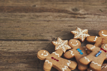 Smiling gingerbread christmas men over wood board. Space for text