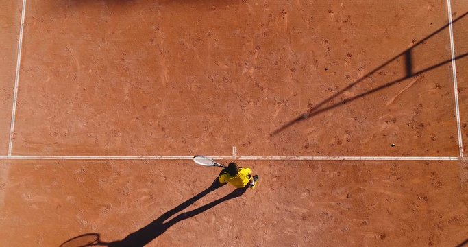 jeunes joueurs qui jouent au tennis sur terre battue 