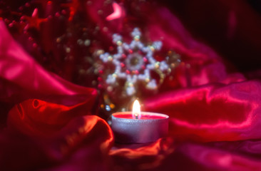 Weihnachtsmotiv rot mit Kugel, Stern und Kerze