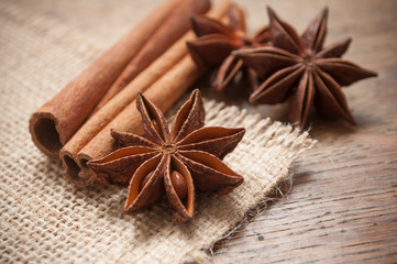 fleurs d'anis et annelle séché sur table en bois
