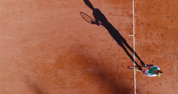 jeunes qui jouent au tennis sur terre battue 