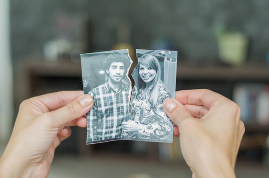 Ótimo conceito de divórcio, rasgando foto de casal