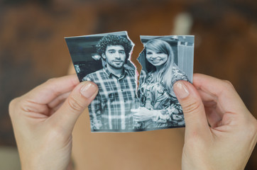 Ótimo conceito de divórcio, rasgando foto de casal